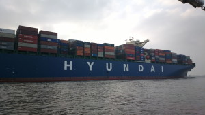 Hyundai Containerschiff auf der Elbe 2012-10-21